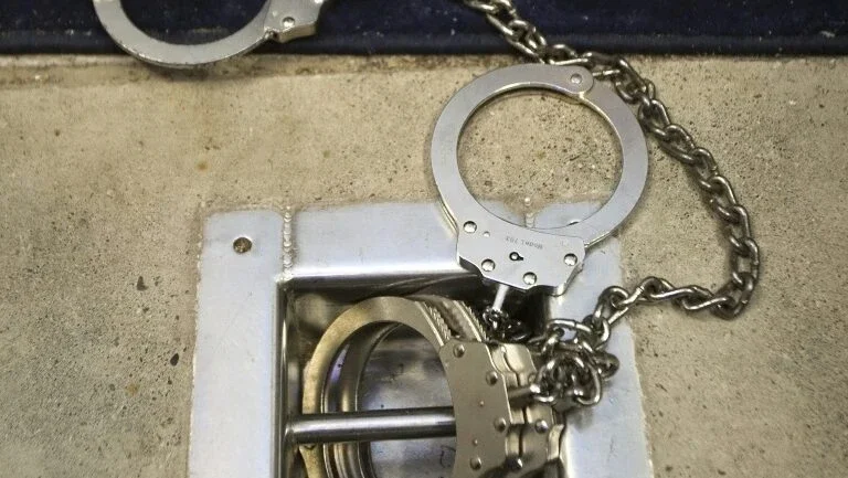 Homem passa 23 anos na prisão por erro nos EUA