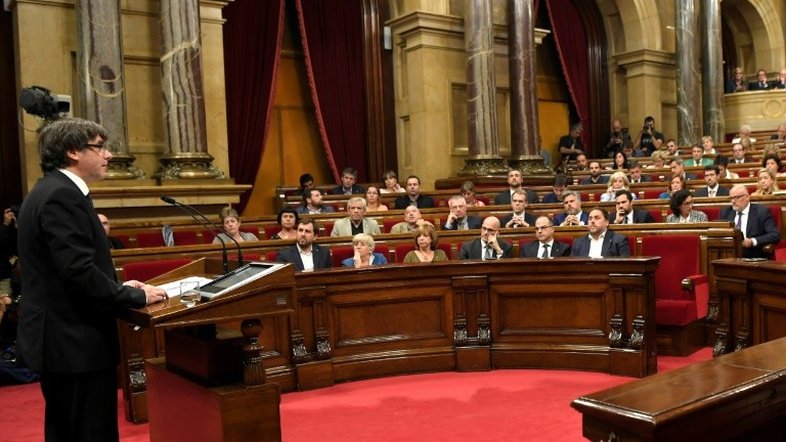 Catalunha suspende independência e pede diálogo