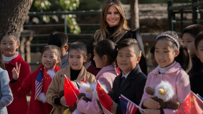 Melania Trump visita os pandas chineses e vai à Grande Muralha