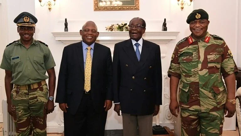Mugabe aparece em público pela primeira vez desde golpe militar no Zimbábue