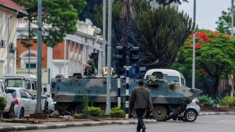 Exército toma capital do Zimbábue e põe presidente em prisão domiciliar