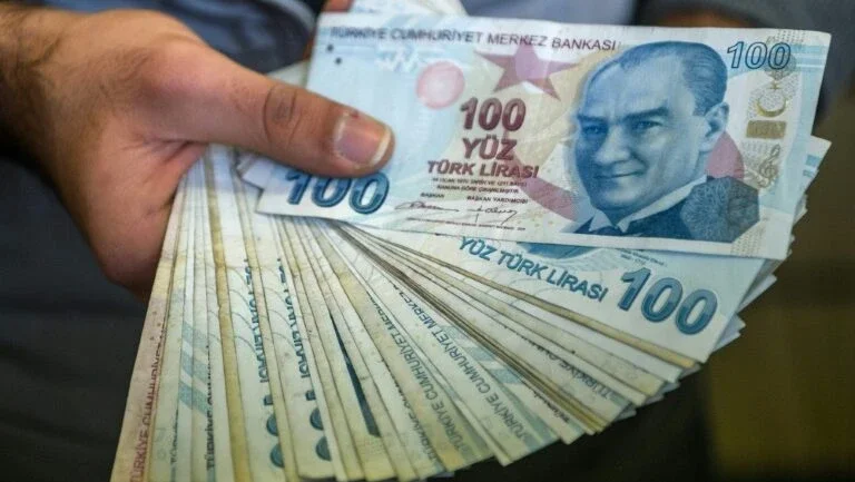 Lira turca registra mínimo histórico por tensão com EUA