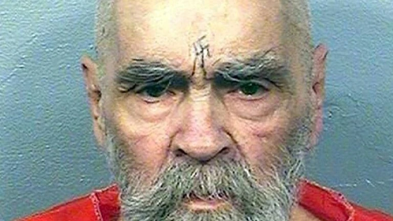 Serial killer Charles Manson morre aos 83 anos nos EUA