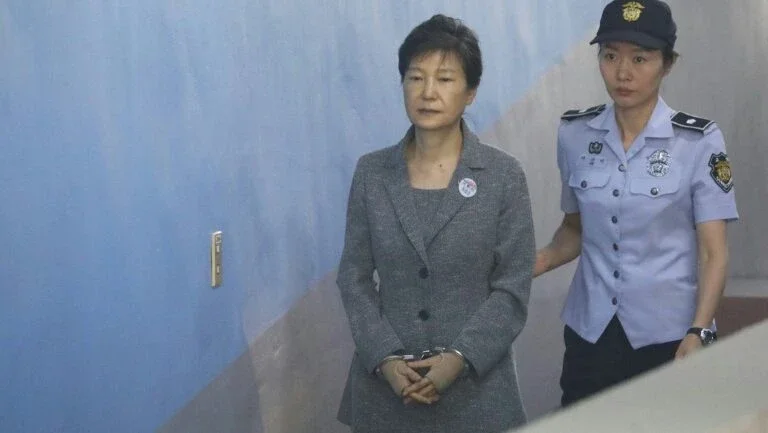 Ex-presidente da Coreia do Sul é acusada de receber US$ 3,3 milhões em propina