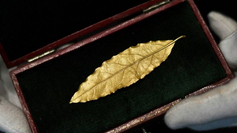 Uma folha de ouro da coroa de Napoleão é leiloada por 625.000 euros