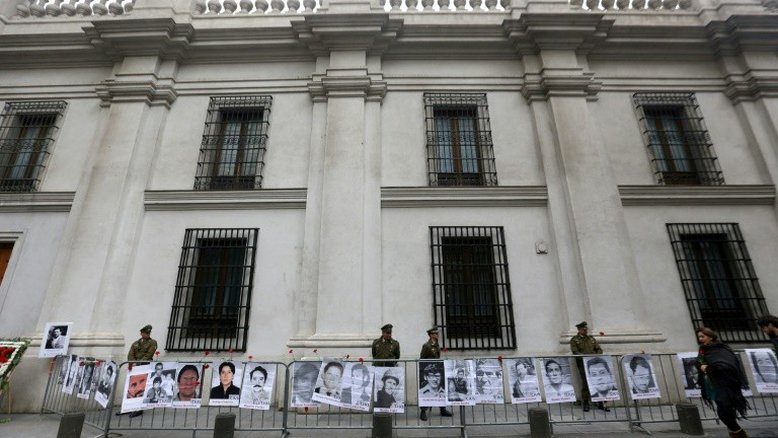 Retratos de desaparecidos sob a ditadura de Augusto Pinochet no palácio La Moneda, em Santiago