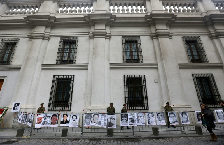 Retratos de desaparecidos sob a ditadura de Augusto Pinochet no palácio La Moneda, em Santiago