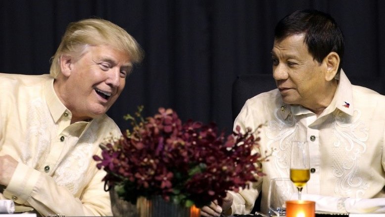 Trump exibe em Manila cumplicidade com Duterte
