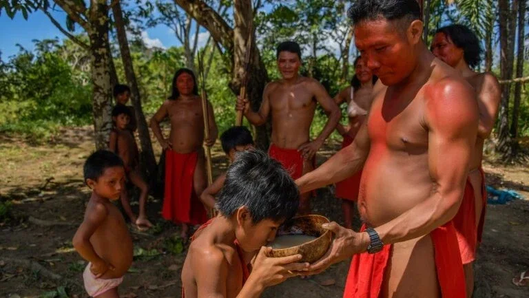 Índios waiãpis fazem a festa, animados ao sabor do fermentado caxiri