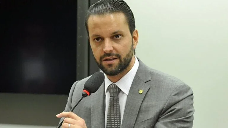 Por aliados, Alexandre Baldy promete mudar projeto