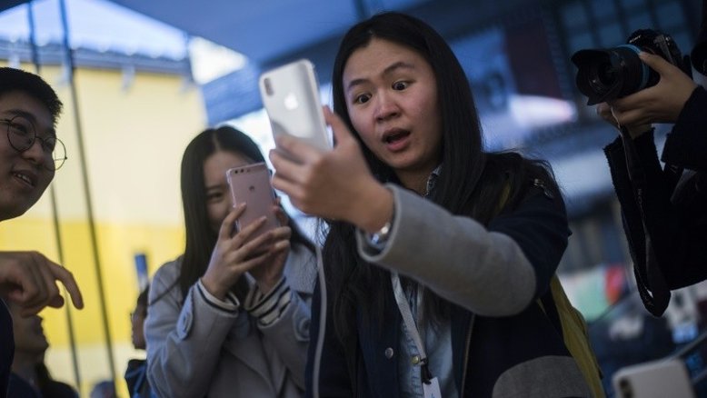 iPhone X chega às lojas para delírio dos fãs
