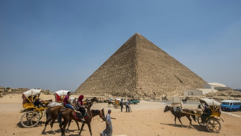 Cientistas detectam 'vazio' do tamanho de um avião na pirâmide de Quéops