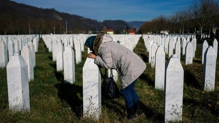 As mães de Srebrenica recebem com aplausos e lágrimas a condenação de Mladic