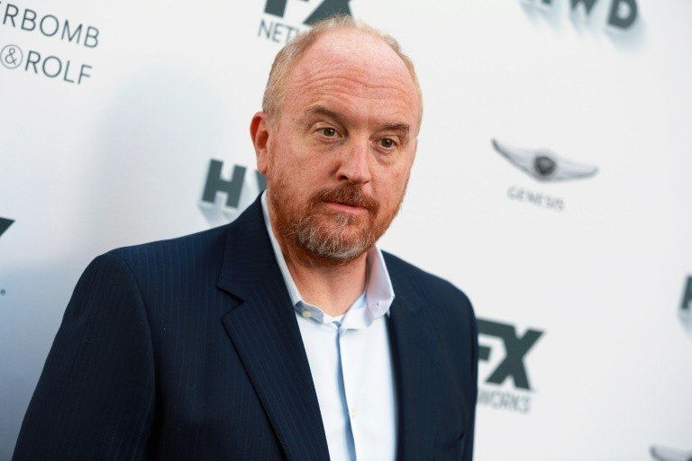 Comediante americano louis c. K admite acusações de assédio contra ele
