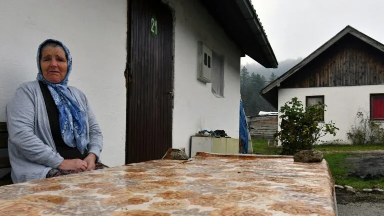 Reféns de seus traumas, refugiados da guerra na Bósnia seguem em acampamentos
