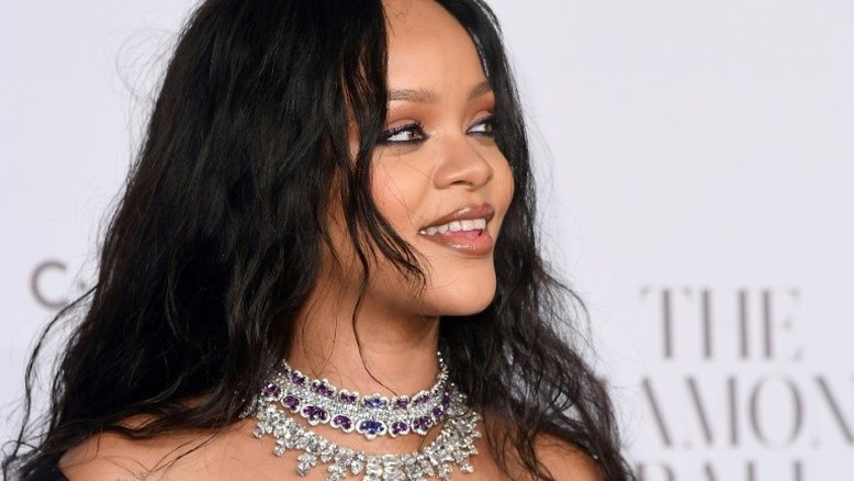 'Honestamente, você tem que saber rir de si mesma', diz Rihanna