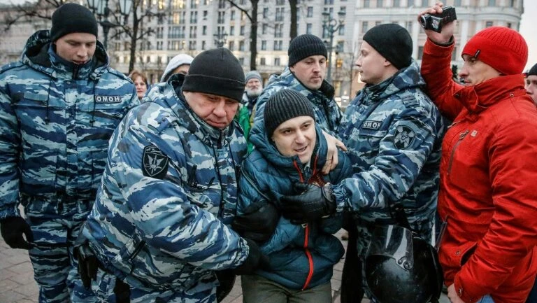 Polícia russa prende mais de 400 ativistas em atos contra Putin