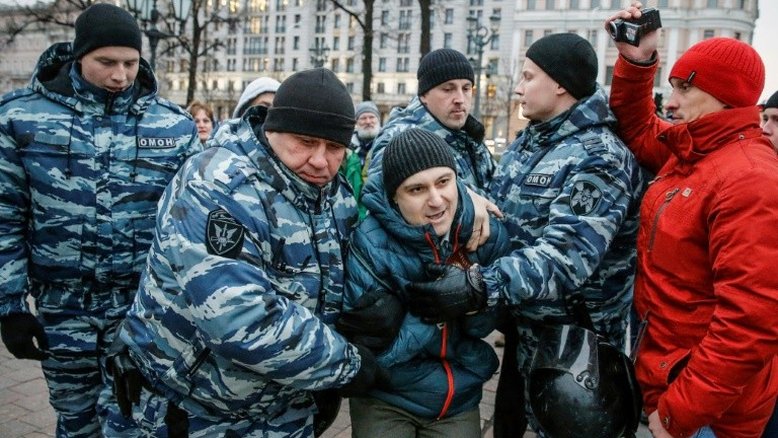 Polícia russa prende mais de 400 ativistas em atos contra Putin
