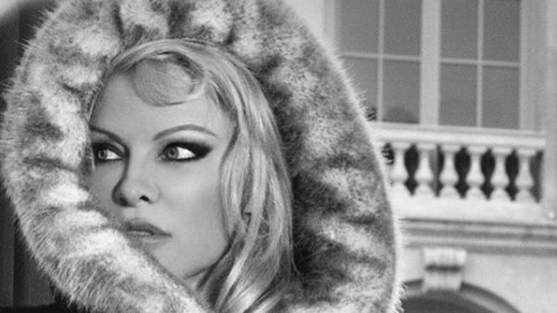 'Animais foram eletrocutados' diz Pamela Anderson sobre casaco de Naomi Campbell