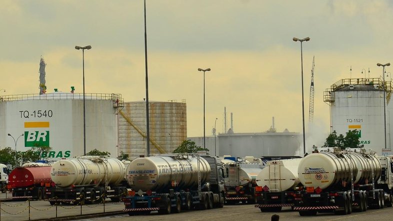 Petroleiros decidem suspender greve