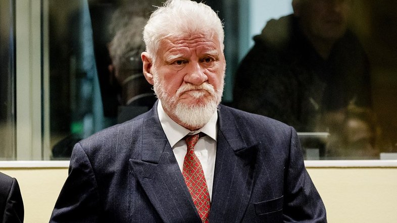 Morre general que tomou veneno após ouvir sentença em tribunal