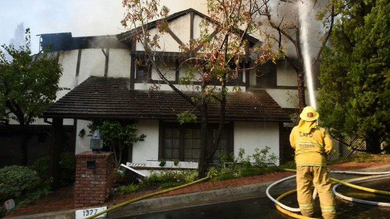 Bairros ricos de Los Angeles são atingidos por grandes incêndios