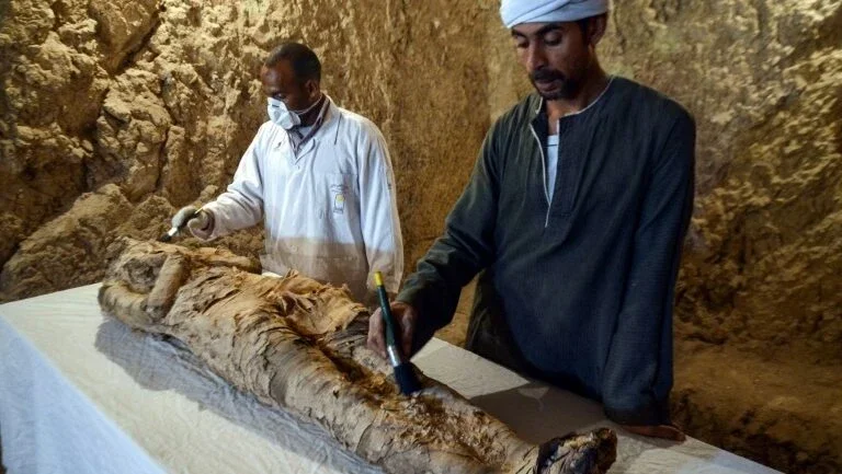 Arqueólogos egípcios descobrem múmia em Luxor