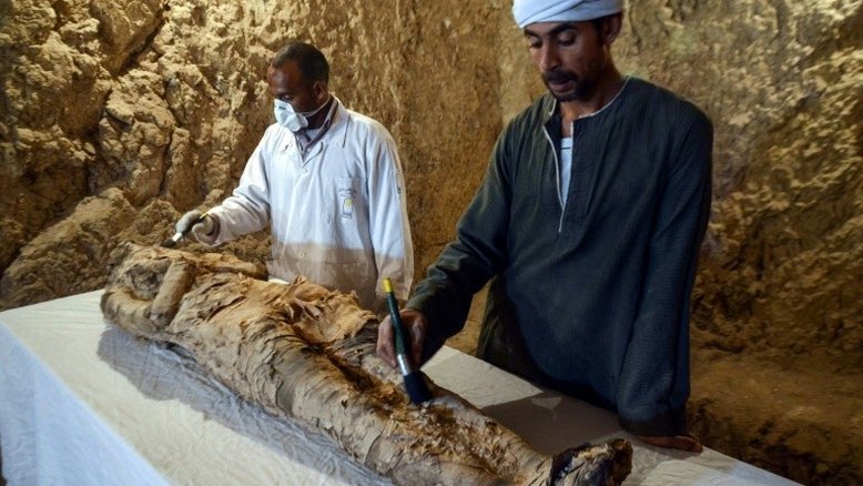 Arqueólogos egípcios descobrem múmia em Luxor