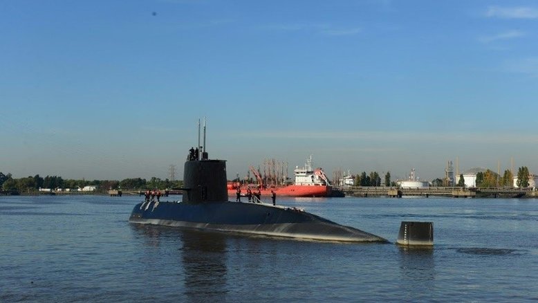 Dois navios ainda buscam submarino argentino desaparecido