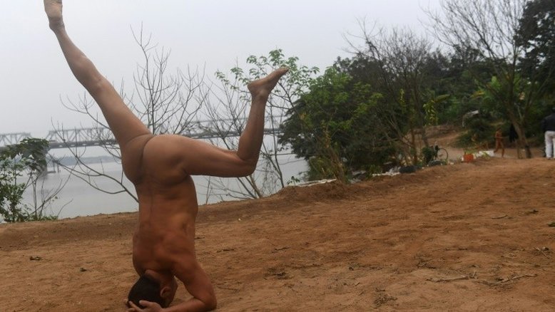 Nudismo vira meio de escapar da rigidez do sistema no Vietnã