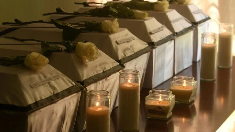 Entregues ossadas de crianças vítimas de massacre em San Salvador