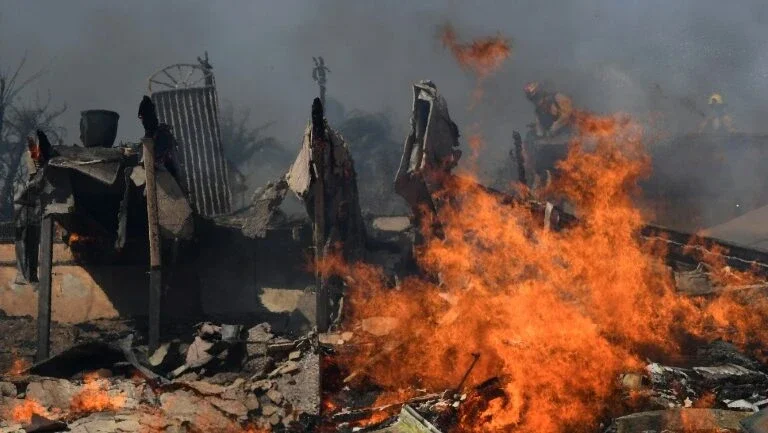 Um morto em grande incêndio florestal próximo a Los Angeles