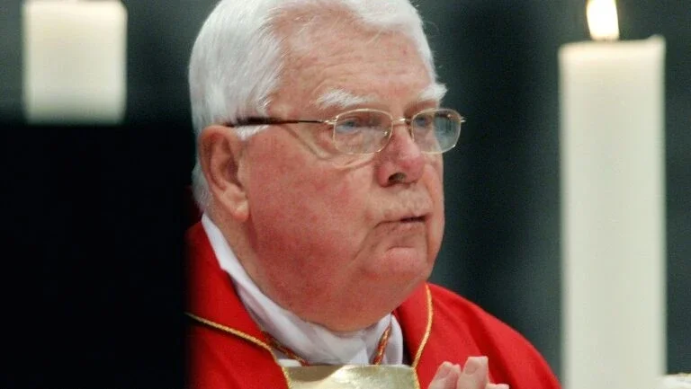Bernard Law, de influente cardeal a símbolo de escândalo de pedofilia