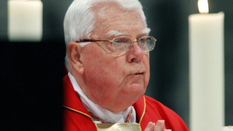 Bernard Law, de influente cardeal a símbolo de escândalo de pedofilia