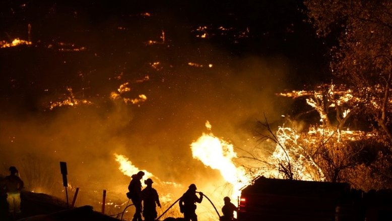 Com incêndios, morros de Los Angeles parecem montes de lava; vídeo
