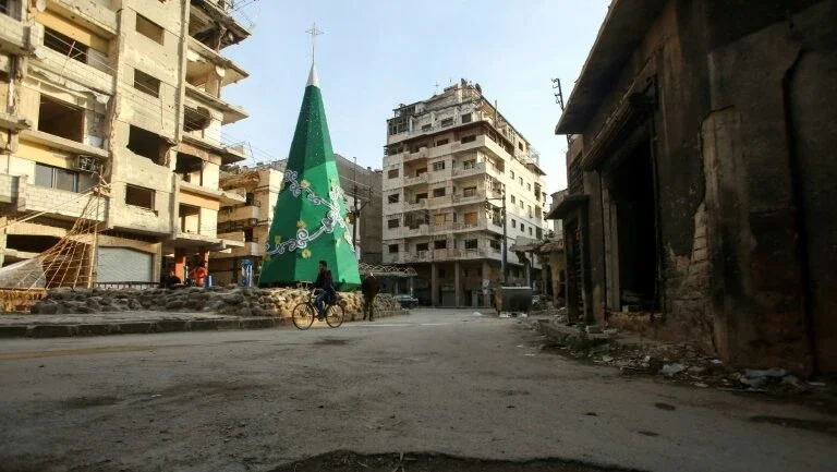 Devastada pela guerra, cidade síria de Homs encarna espírito natalino