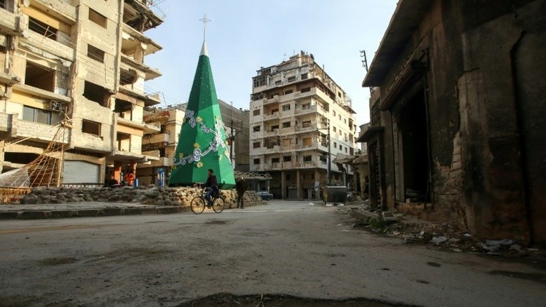 Devastada pela guerra, cidade síria de Homs encarna espírito natalino