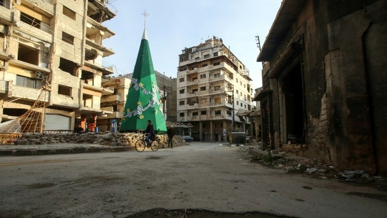 Devastada pela guerra, cidade síria de Homs encarna espírito natalino