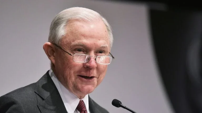 Sessions manda Justiça acelerar casos de imigrantes irregulares