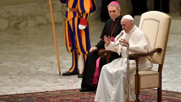 Papa alfineta opositores na Cúria