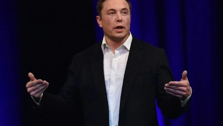 SpaceX confirma planos de Elon Musk de enviar seu Tesla ao espaço