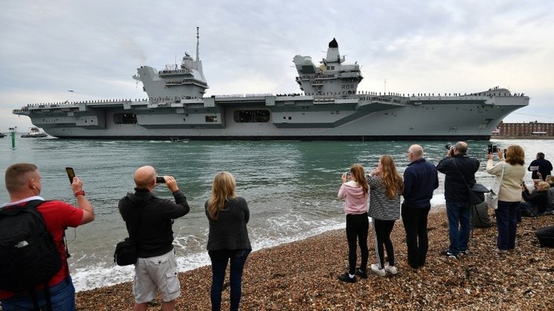 Novo porta-aviões britânico apresenta pequeno vazamento