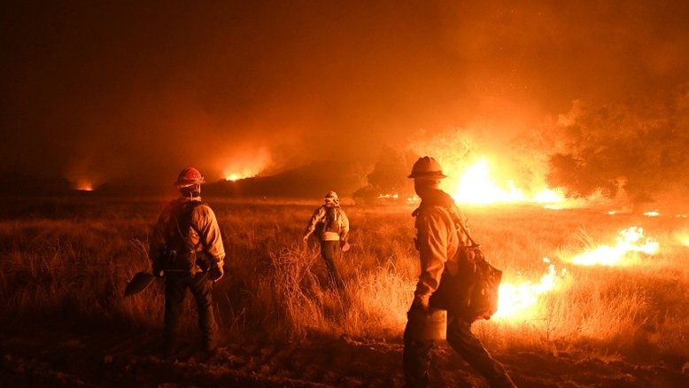 Incêndio devastador avança na Califórnia e leva a novas evacuações
