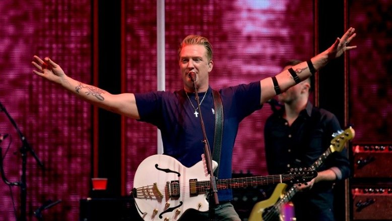 Josh Homme, do Queens of the Stone Age, se desculpa por ferir fotógrafa