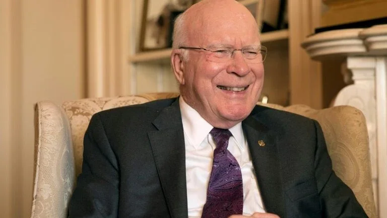 Um senador americano com o coração dividido entre Washington e Gotham City