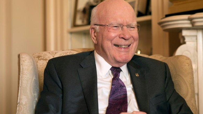 Um senador americano com o coração dividido entre Washington e Gotham City
