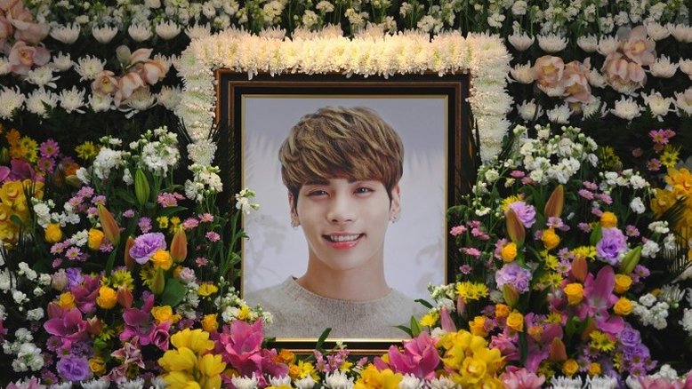 Estrelas do K-pop reunidas para enterro de astro que cometeu suicídio
