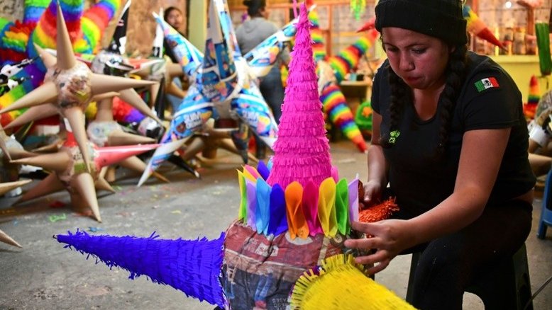 Quebrar pinhatas no Natal para exorcizar o mal, uma antiga tradição mexicana