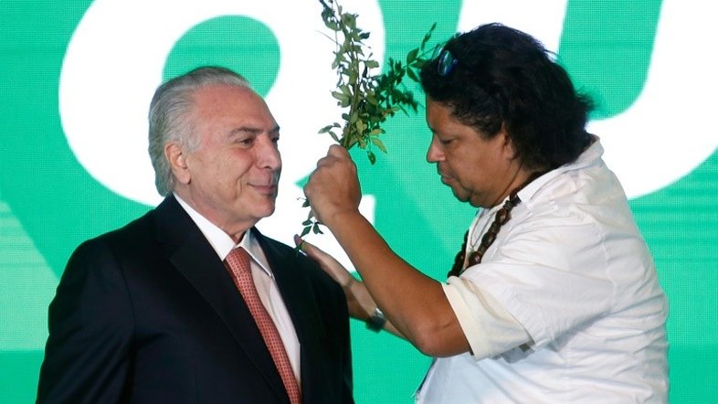 Pai de santo invade convenção do PMDB para livrar Temer de macumba
