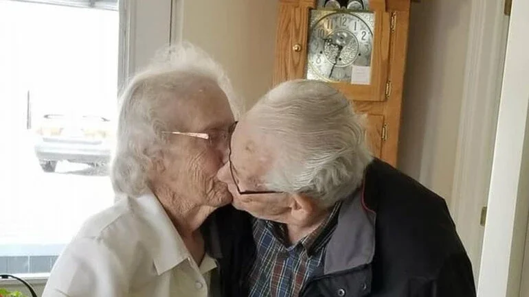 Após 73 anos juntos, casal vai passar Natal separado após transferência de asilo